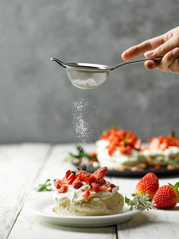 What's the Best Method for Crafting a Delicate Pavlova with a Crisp Shell and Soft Marshmallow Center?